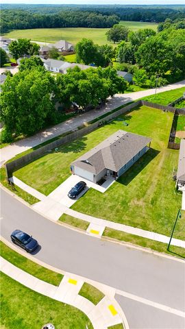1801 E Annette Drive, Siloam Springs, AR 72761