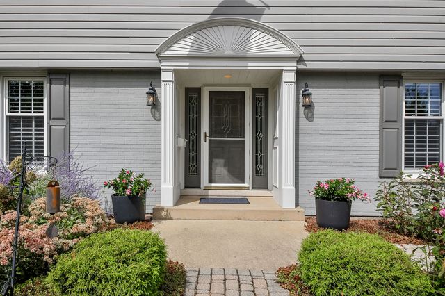 141 Shelley Lane, Wheaton, IL 60189