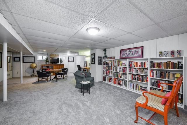 141 Shelley Lane, Wheaton, IL 60189