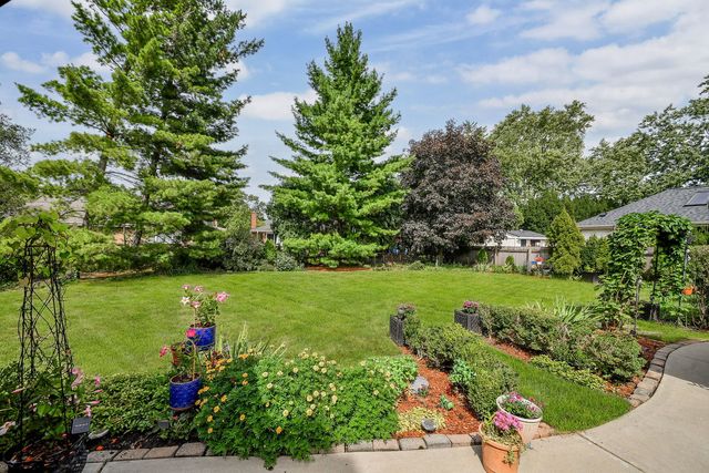 141 Shelley Lane, Wheaton, IL 60189