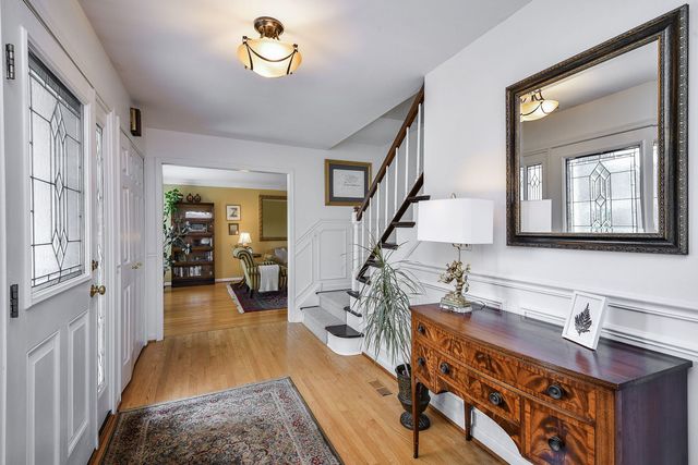 141 Shelley Lane, Wheaton, IL 60189