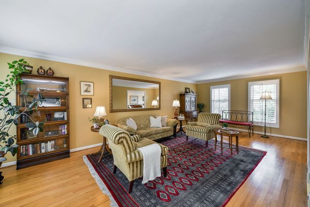 141 Shelley Lane, Wheaton, IL 60189