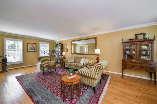 141 Shelley Lane, Wheaton, IL 60189