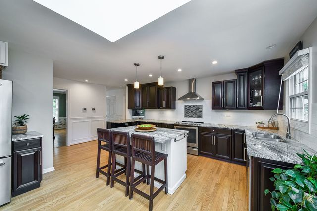 141 Shelley Lane, Wheaton, IL 60189