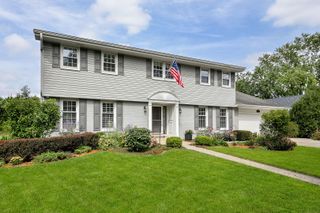 141 Shelley Lane, Wheaton, IL 60189
