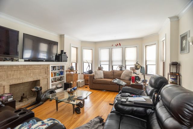 5834 N Maplewood Avenue, Chicago, IL 60659