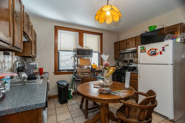 5834 N Maplewood Avenue, Chicago, IL 60659