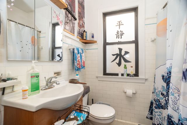 5834 N Maplewood Avenue, Chicago, IL 60659