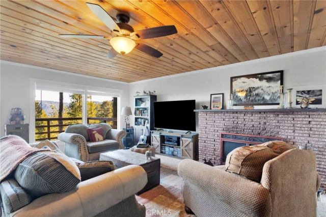 993 Mercury Way, Crestline, CA 92325