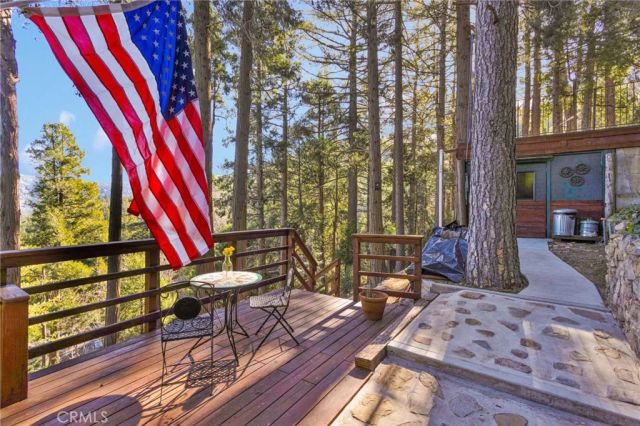 993 Mercury Way, Crestline, CA 92325