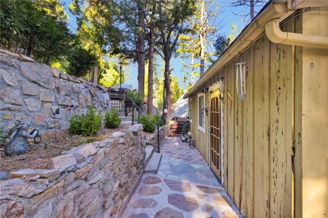 993 Mercury Way, Crestline, CA 92325