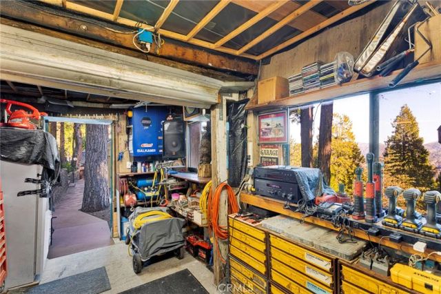 993 Mercury Way, Crestline, CA 92325