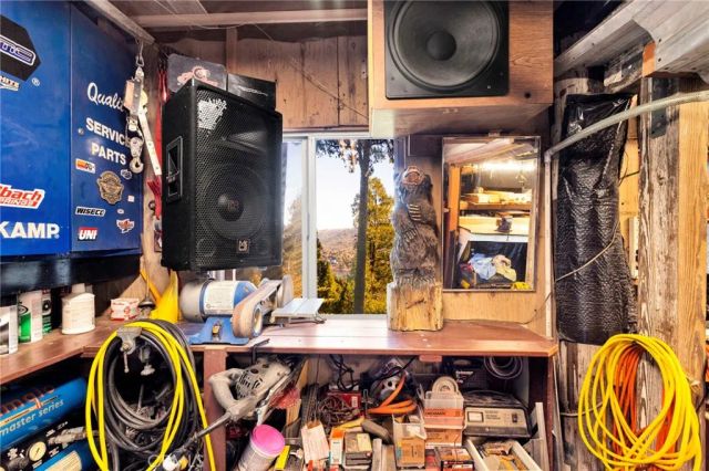 993 Mercury Way, Crestline, CA 92325