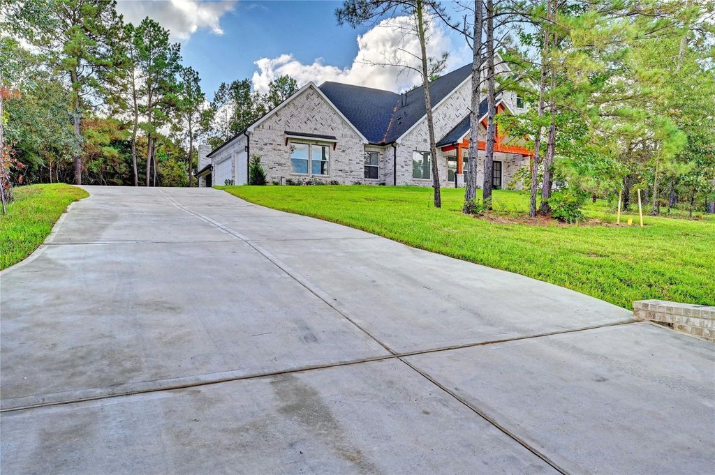 26127 E Crown Crossing Drive, Montgomery, TX 77316