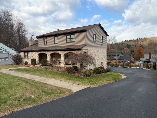311 Amblewood Cir, Hempfield Twp, PA 15601