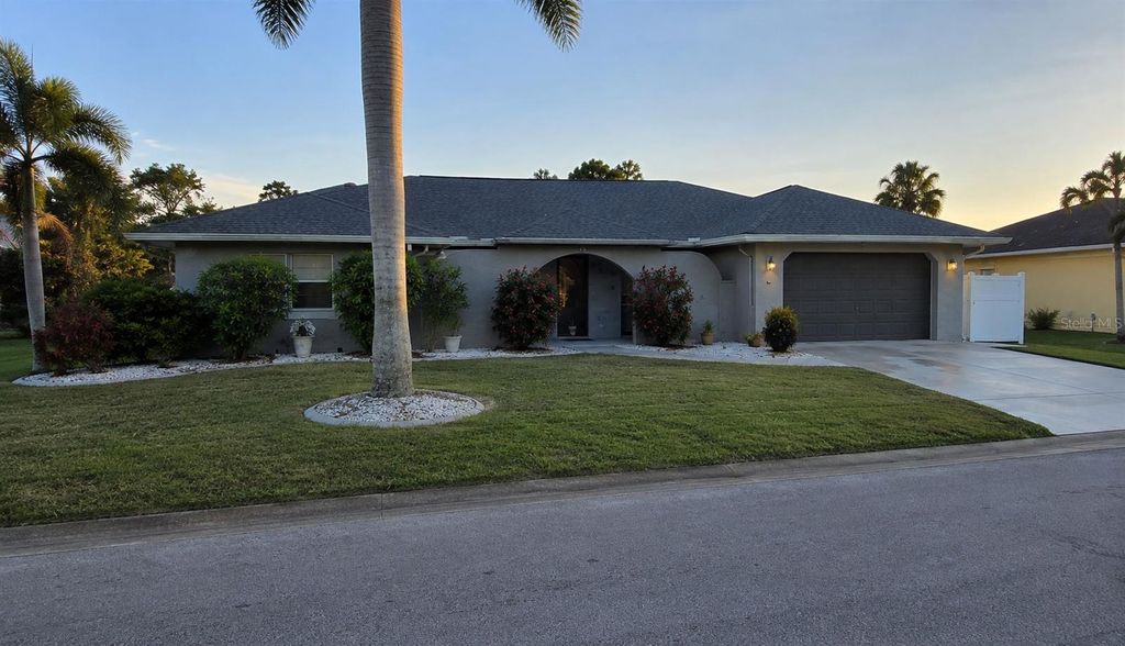Image 2 of property listing at 1840 FLAMETREE LANE, Venice, FL 34293