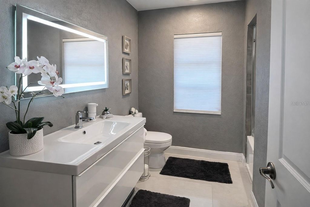 Image 18 of property listing at 1840 FLAMETREE LANE, Venice, FL 34293