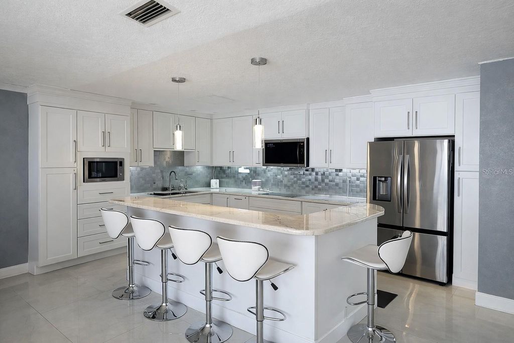 Image 8 of property listing at 1840 FLAMETREE LANE, Venice, FL 34293