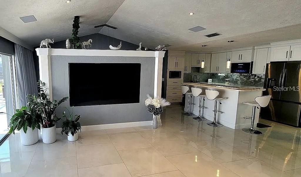 Image 10 of property listing at 1840 FLAMETREE LANE, Venice, FL 34293