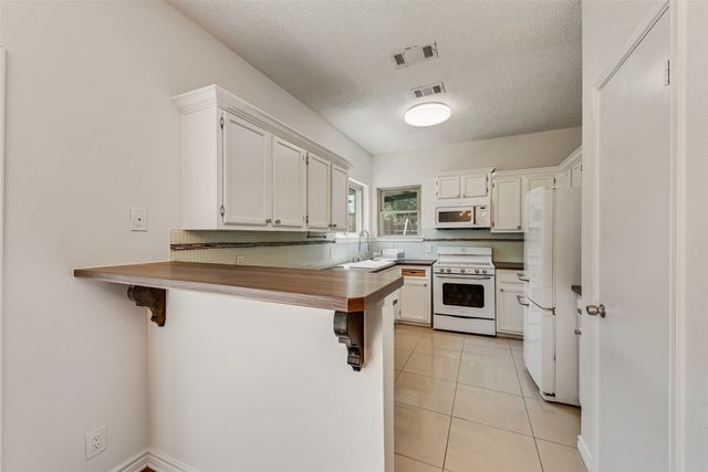 1108 Southpointe Drive, Desoto, TX 75115