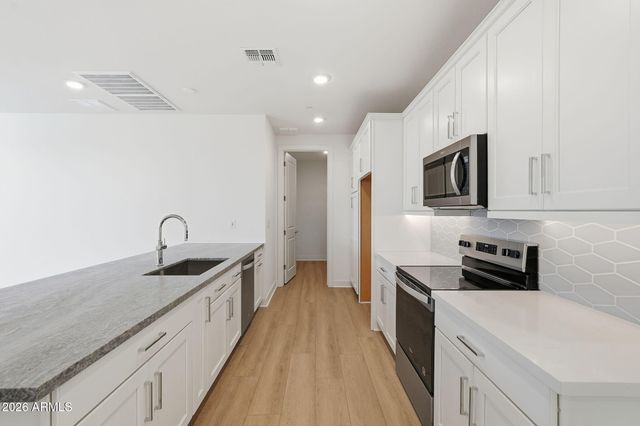 2121 W SONORAN DESERT Drive 75, Phoenix, AZ 85085