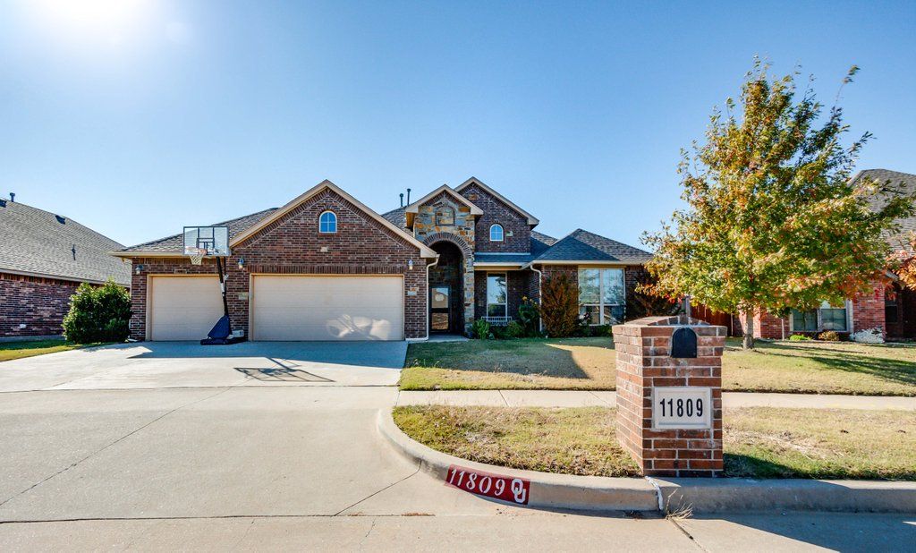 11809 Charleston Way, Yukon, OK 73099
