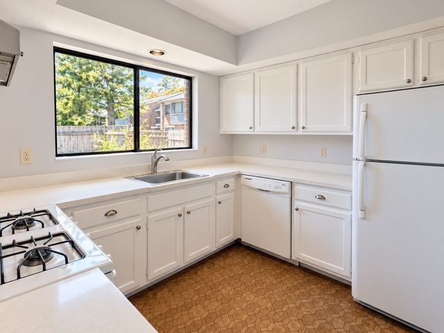 91 Rosewood Dr 91, Stoughton, MA 02072