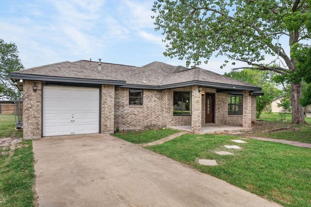 903 Travis ST, Lockhart, TX 78644