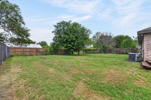 903 Travis ST, Lockhart, TX 78644