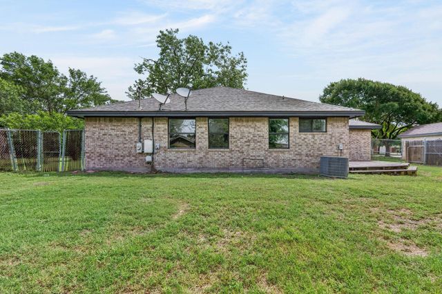 903 Travis ST, Lockhart, TX 78644