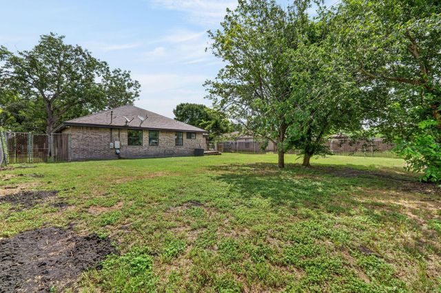 903 Travis ST, Lockhart, TX 78644