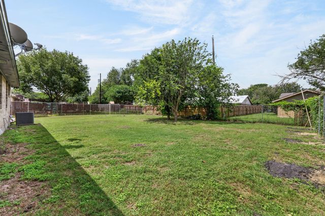 903 Travis ST, Lockhart, TX 78644