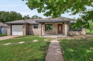 903 Travis ST, Lockhart, TX 78644