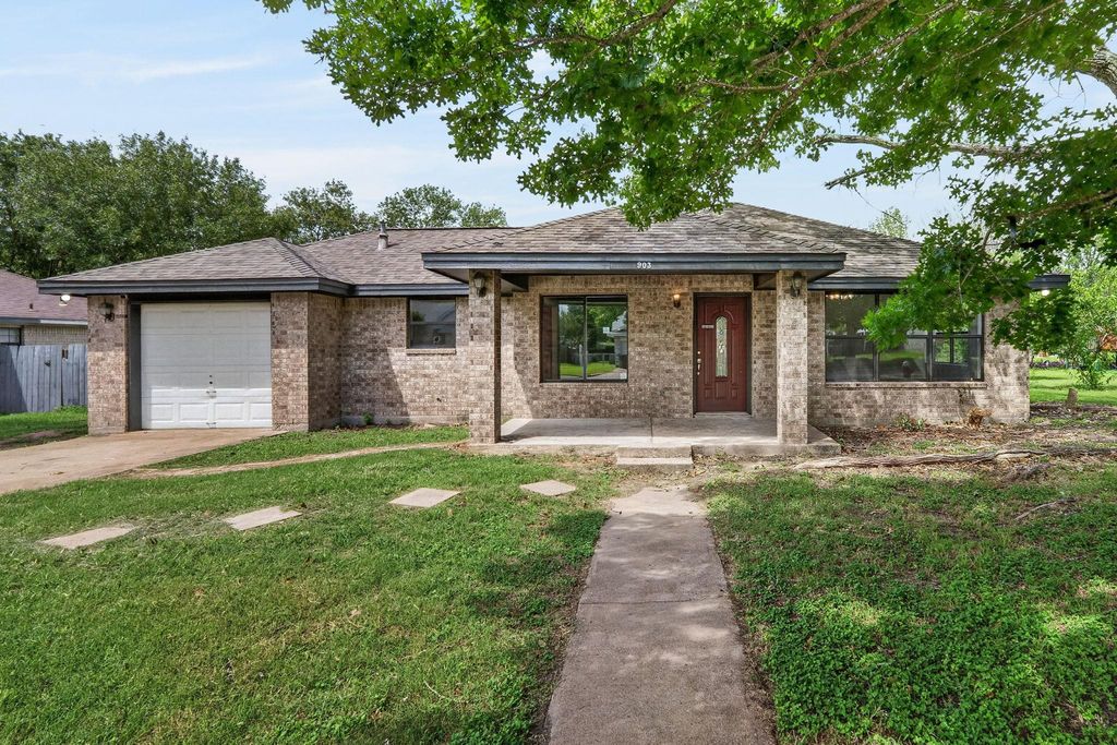 903 Travis ST, Lockhart, TX 78644