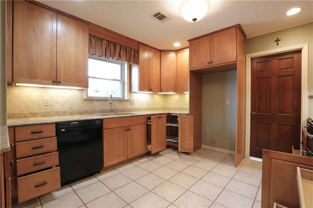 302 SWEETBRIAR Drive, Alexandria, LA 71303