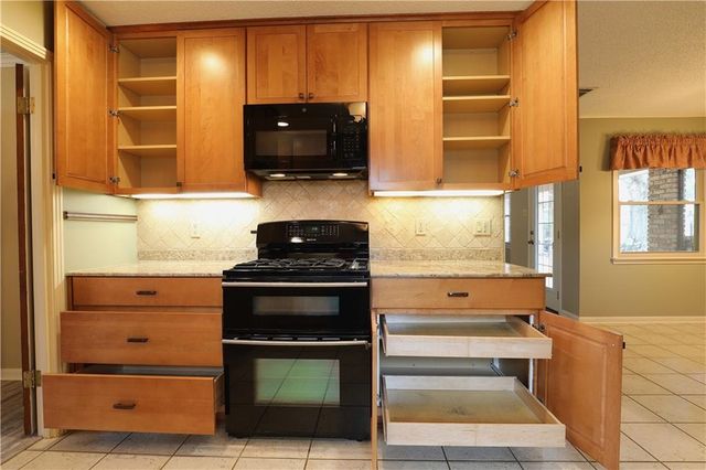 302 SWEETBRIAR Drive, Alexandria, LA 71303