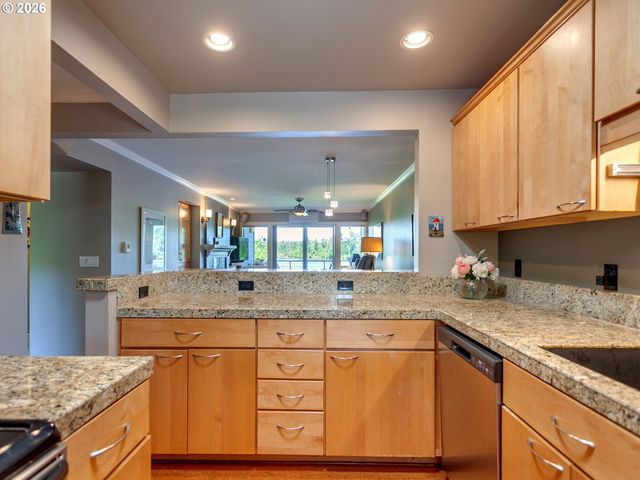 5110 S LANDING Dr 303, Portland, OR 97239
