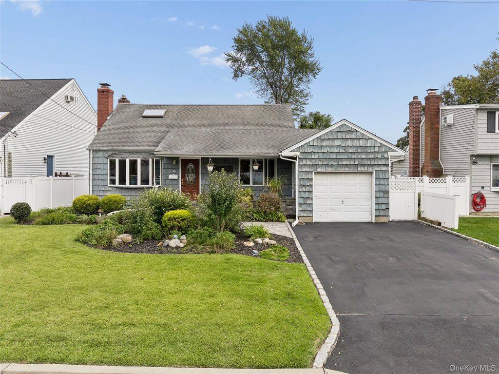 143 Deer Lake Drive, North Babylon, NY 11703 — photo 4
