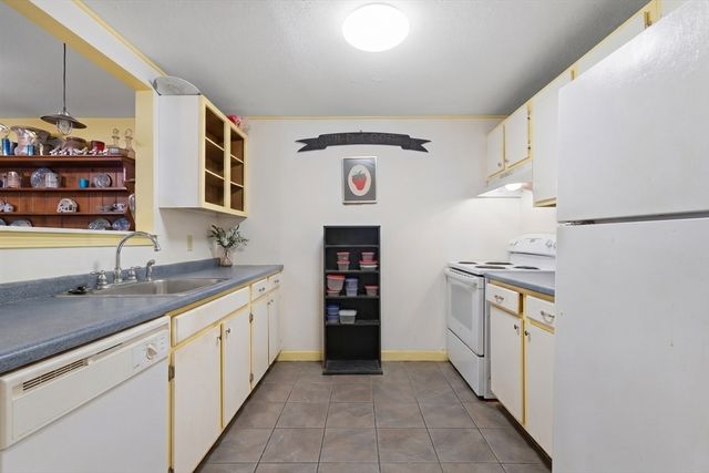 2 Marc Dr 2B7, Plymouth, MA 02360