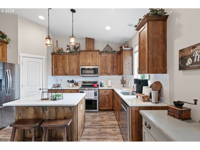 962 S 66TH Pl, Springfield, OR 97478