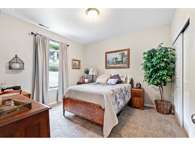 962 S 66TH Pl, Springfield, OR 97478