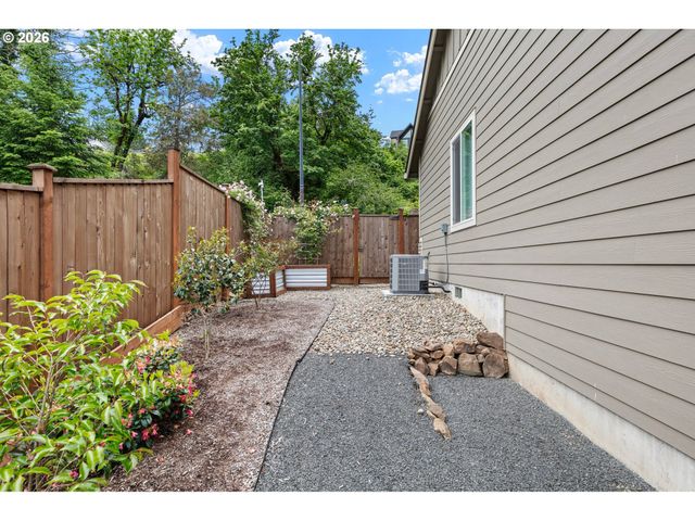 962 S 66TH Pl, Springfield, OR 97478