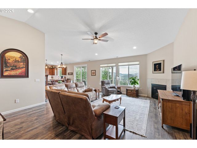 962 S 66TH Pl, Springfield, OR 97478