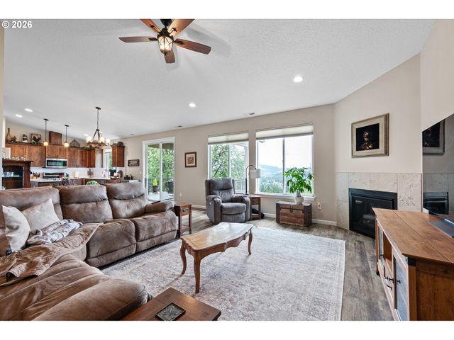 962 S 66TH Pl, Springfield, OR 97478