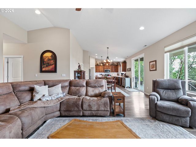 962 S 66TH Pl, Springfield, OR 97478