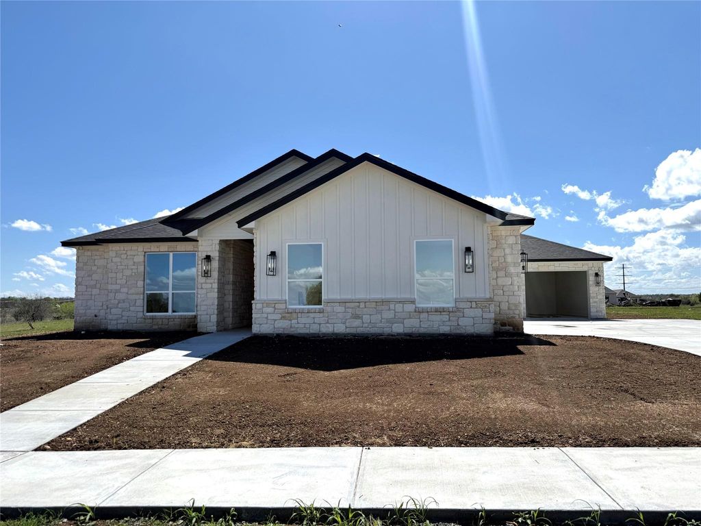 1614 Hunt DR, Salado, TX 76571