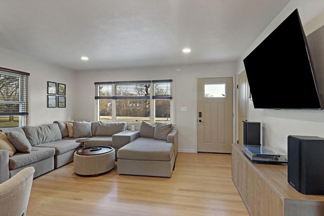 5530 Old Oak LANE, Racine, WI 53402