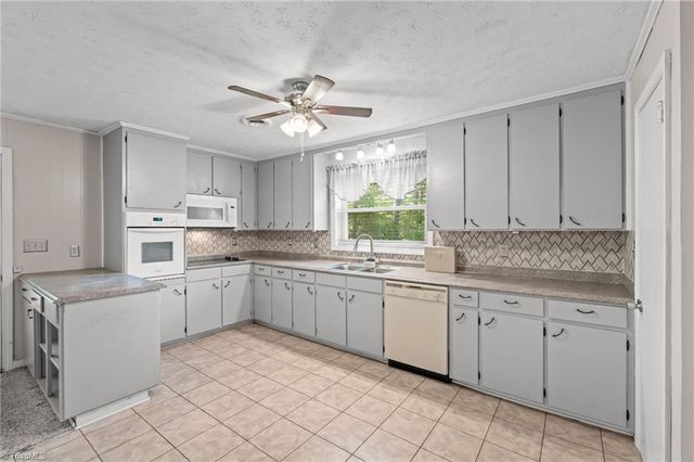 18 Colonial Drive, Lexington, NC 27292