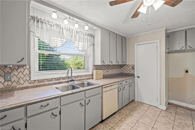 18 Colonial Drive, Lexington, NC 27292