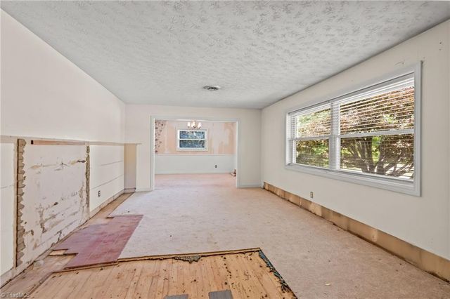 18 Colonial Drive, Lexington, NC 27292